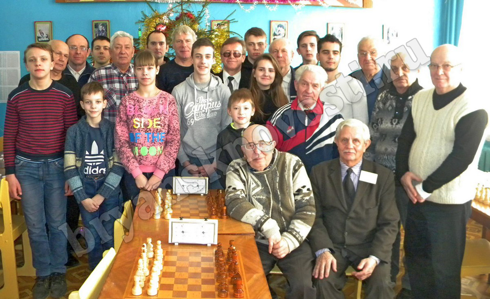 Новозыбковцы разгромили команду Добруша в историческом товарищеском матче по шахматам