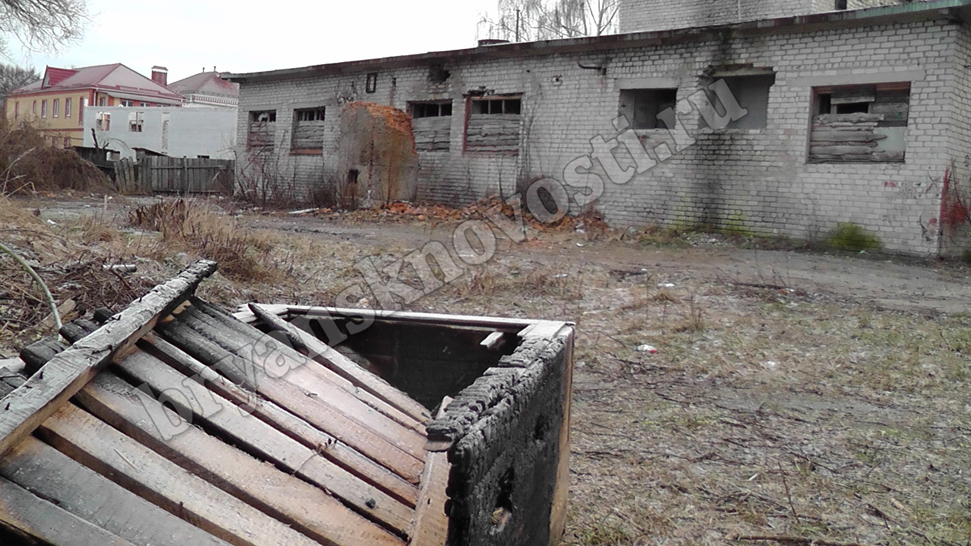 В Новозыбкове подростки устроили пожар в заброшенной бытовке