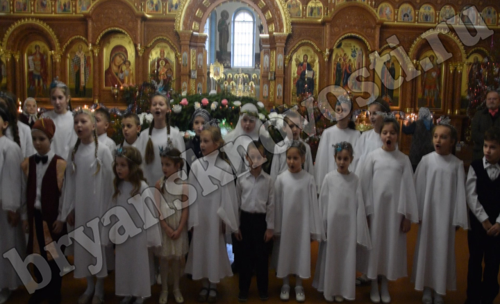 Воспитанники Воскресной школы Троицкого храма подарили горожанам чудесное рождественское выступление
