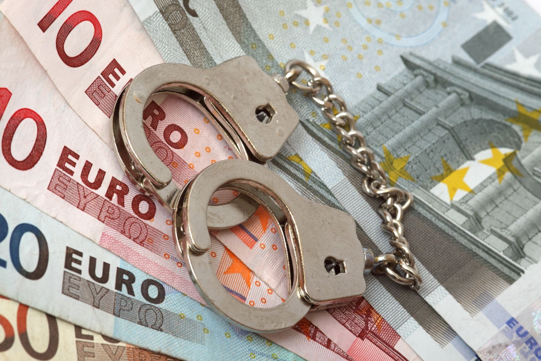 В Новозыбкове пенсионер украл 500 евро из шкафа знакомой
