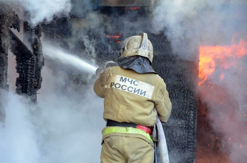 В Климово пожарные полтора часа тушили горящий дом