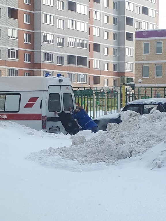 Жители Брянской области толкают автобусы и вызволяют из снега скорые