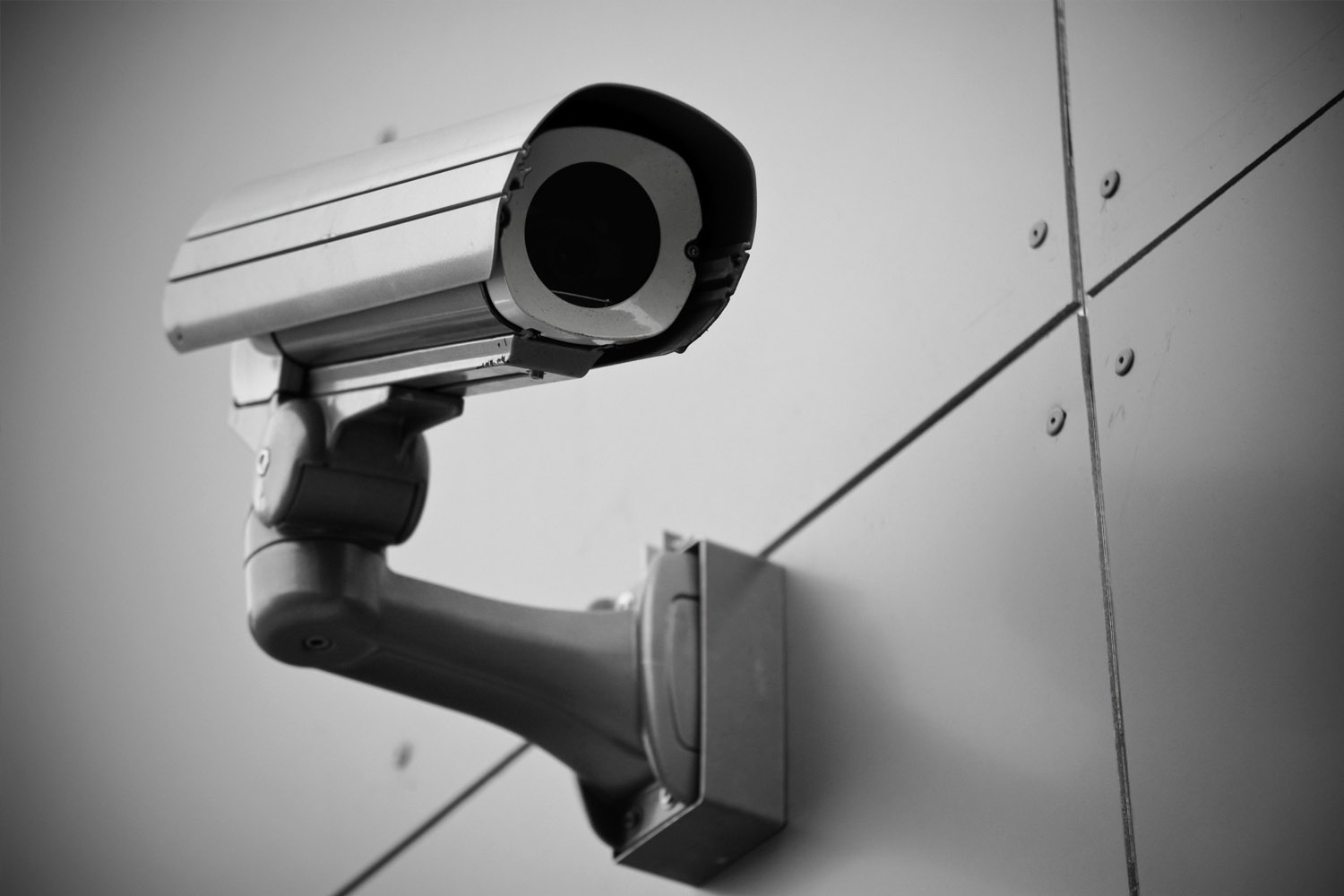 В Новозыбкове украли камеры наблюдения с фасада сетевого магазина