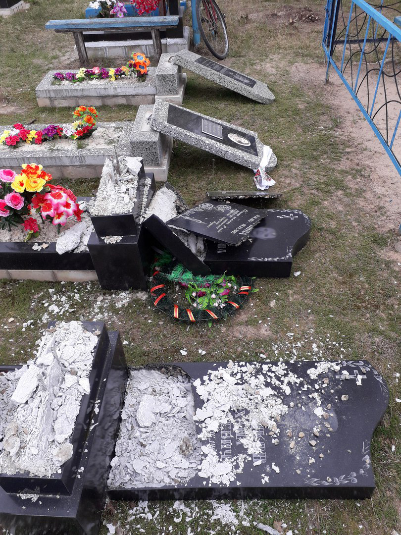 Под Новозыбковом вандалы разгромили сельское кладбище