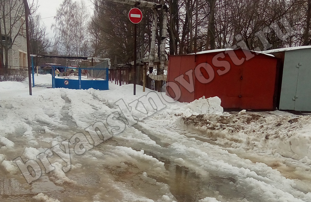 В Новозыбкове коммунальщики оперативно ликвидируют последствия таяния снега