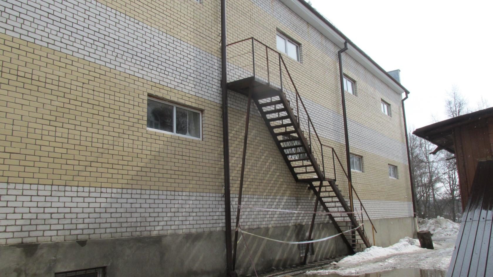 «А у нас двери вообще не сделали»: в Клинцах обнаружили пожарную лестницу, ведущую в стену