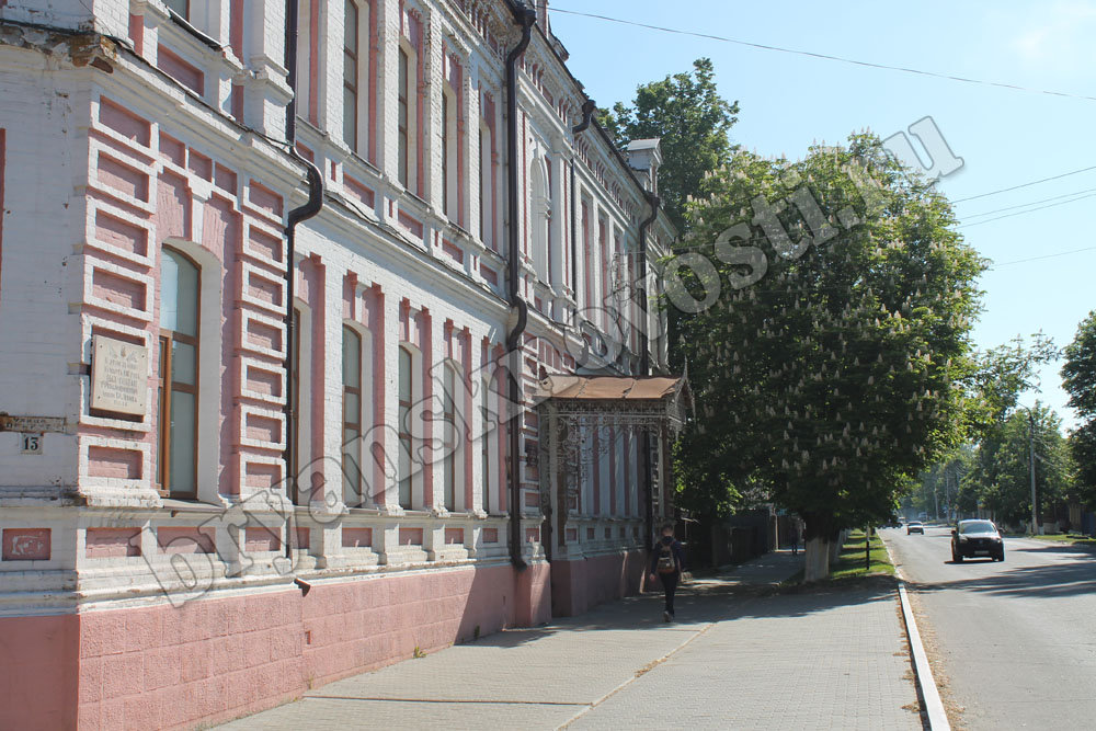 Ремонт фасада ГДК в Новозыбкове оставили на потом