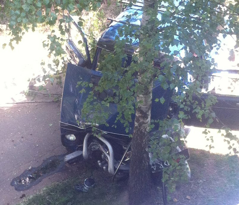 В Новозыбкове «Нива» врезалась в дерево, ранен водитель