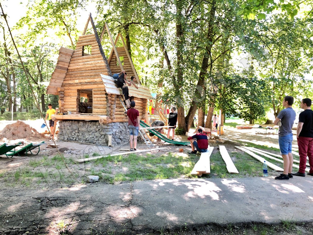 Обновленная сказочная избушка переехала на детскую площадку в парк Новозыбкова
