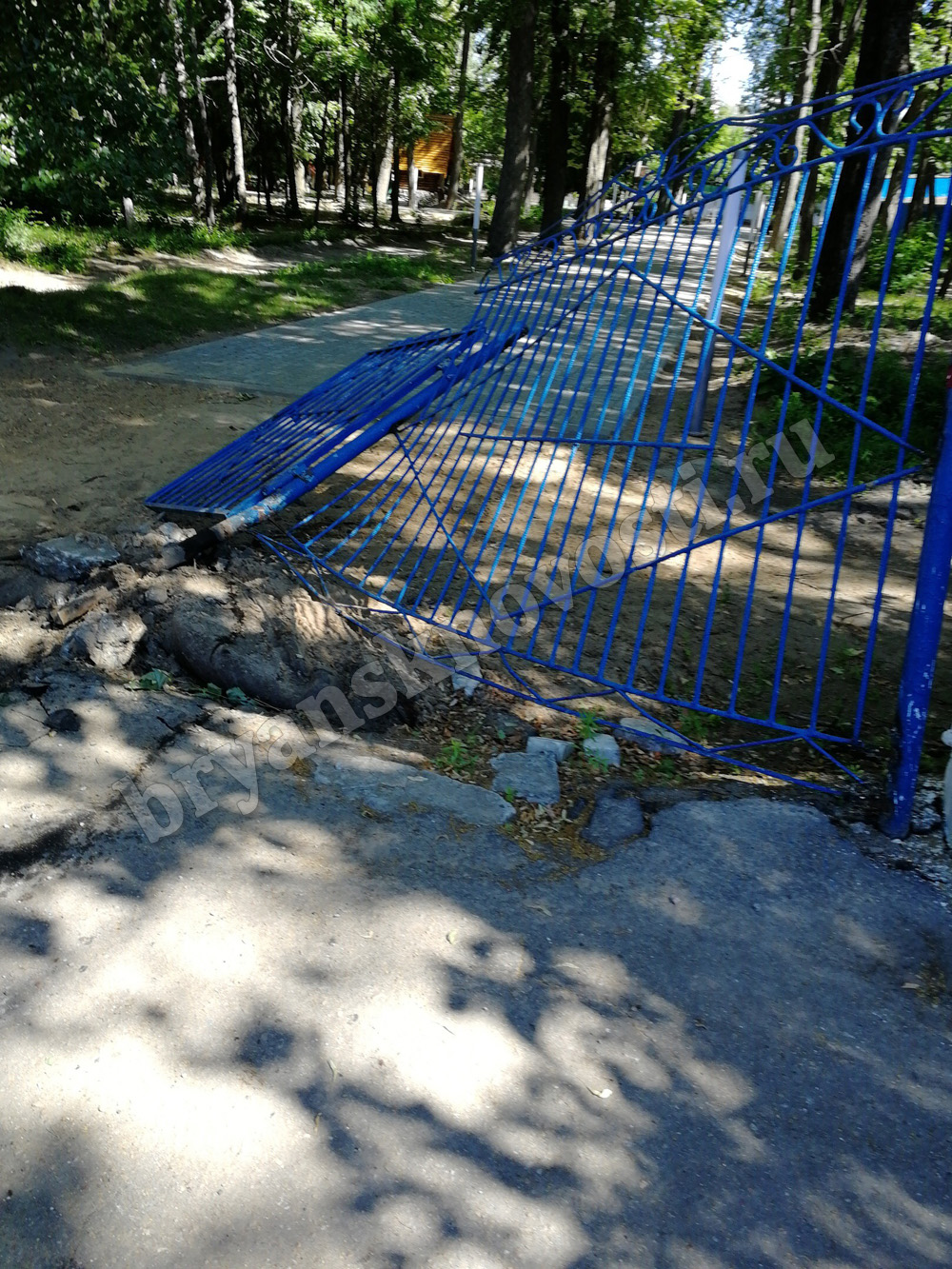 В Новозыбкове автомобилист протаранил забор городского парка