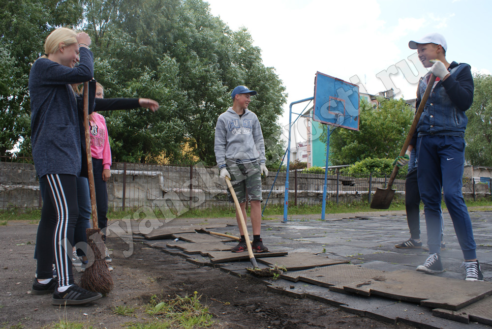 В Новозыбкове старшеклассники проводят каникулы в трудовых бригадах