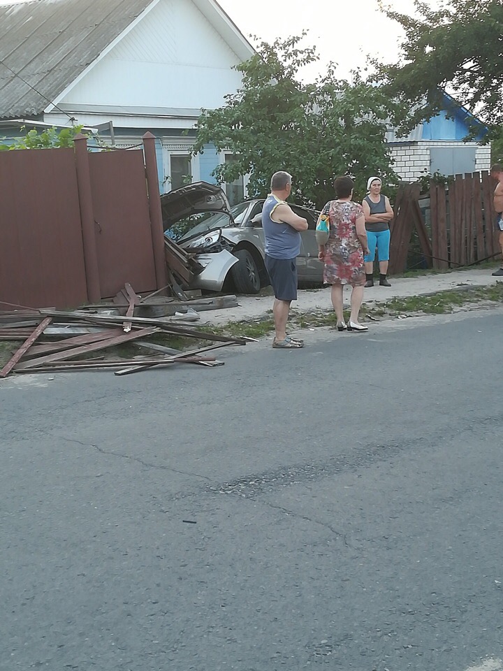 В Новозыбкове лихач уничтожил забор жилого дома