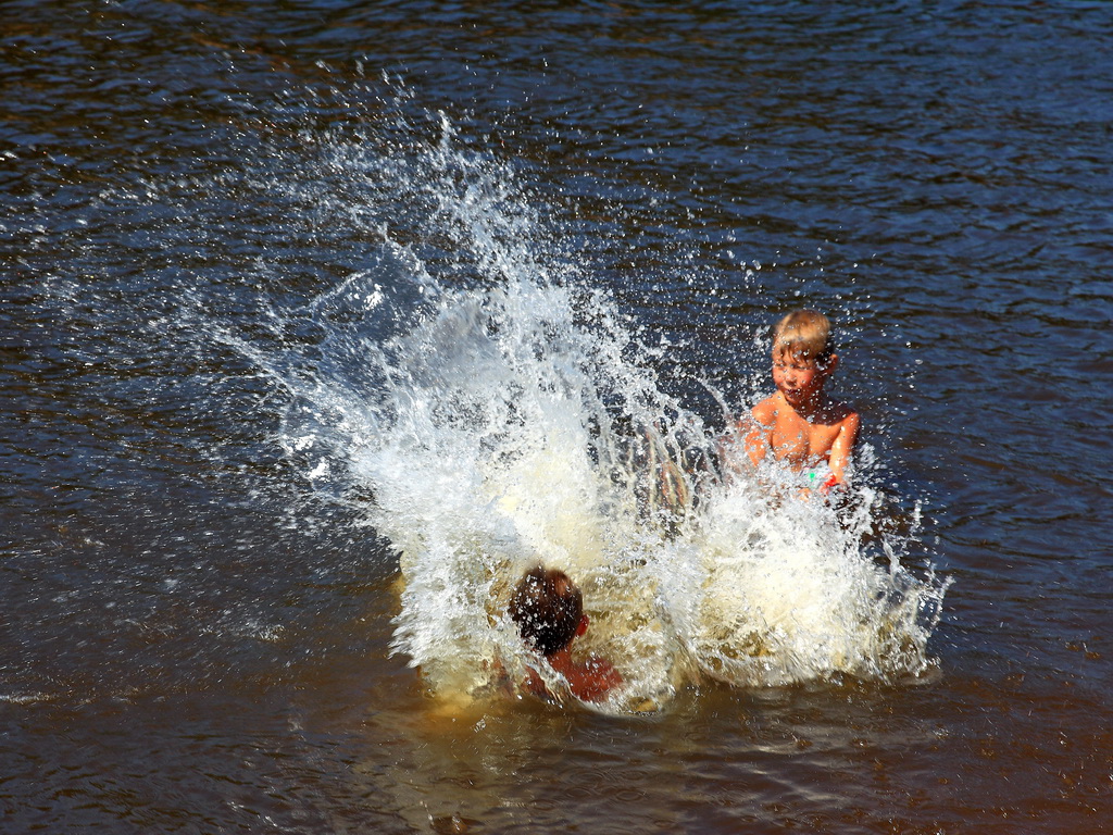 Летом новозыбковцы предпочитают плавать на свежем воздухе