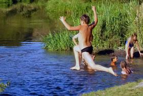Летом новозыбковцы предпочитают плавать на свежем воздухе