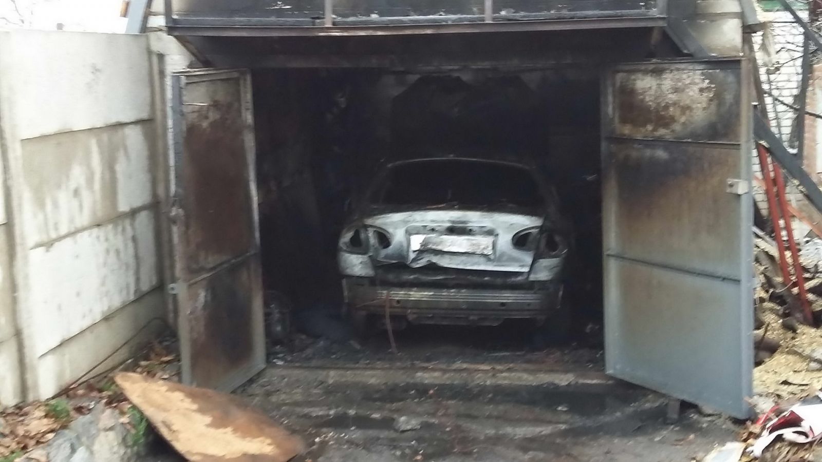 В Новозыбкове сгорели гараж и машина