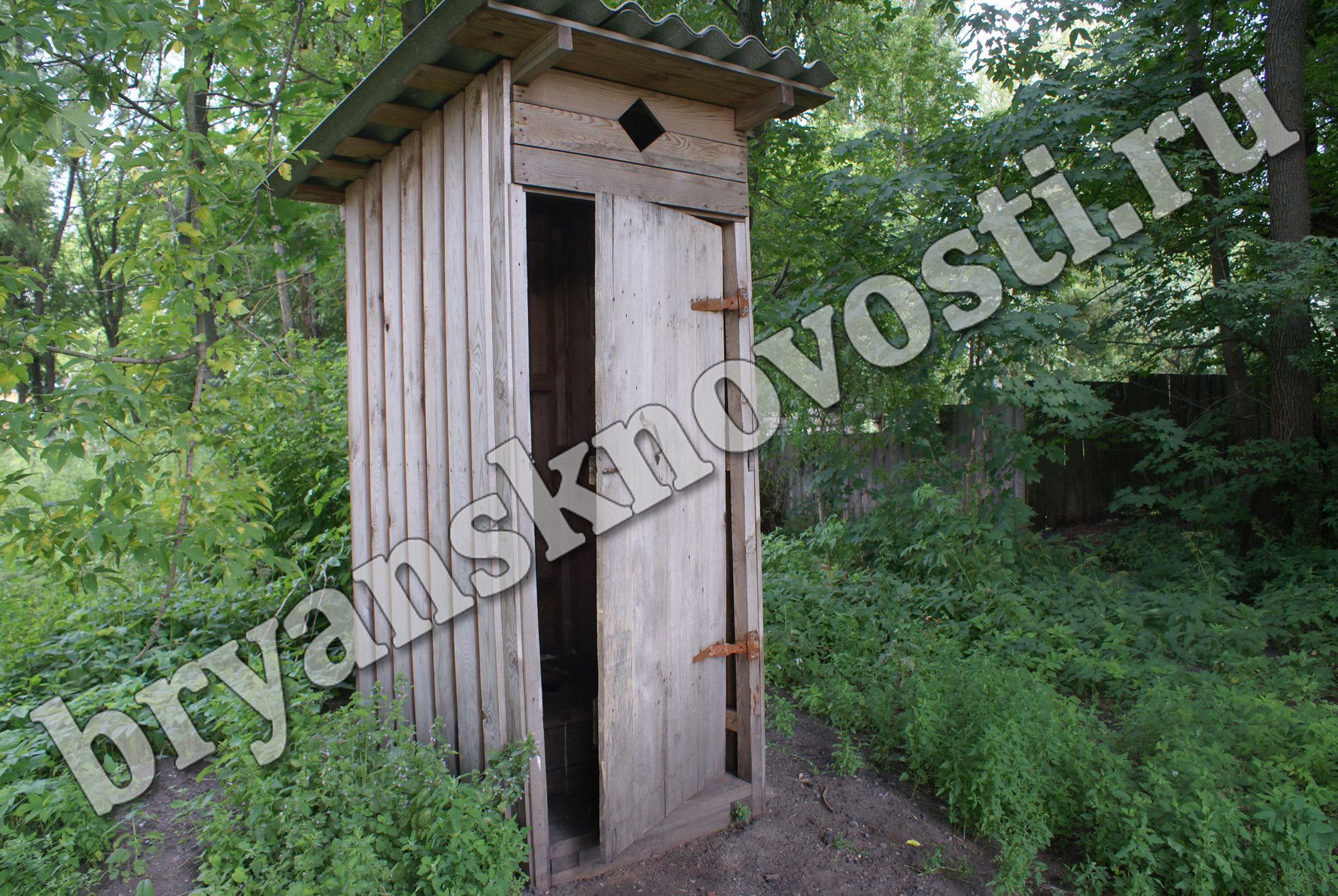 В Новозыбкове пляжники попросили закрывающуюся дверь в туалет