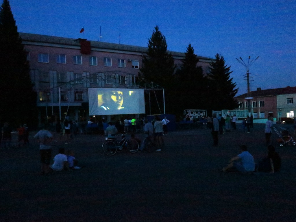 Новозыбковцы посмотрели бесплатное кино на большом экране