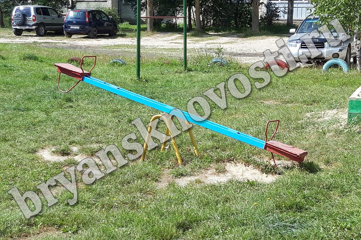 В Новозыбкове опасную детскую площадку не видит «очень занятая» управляющая компания