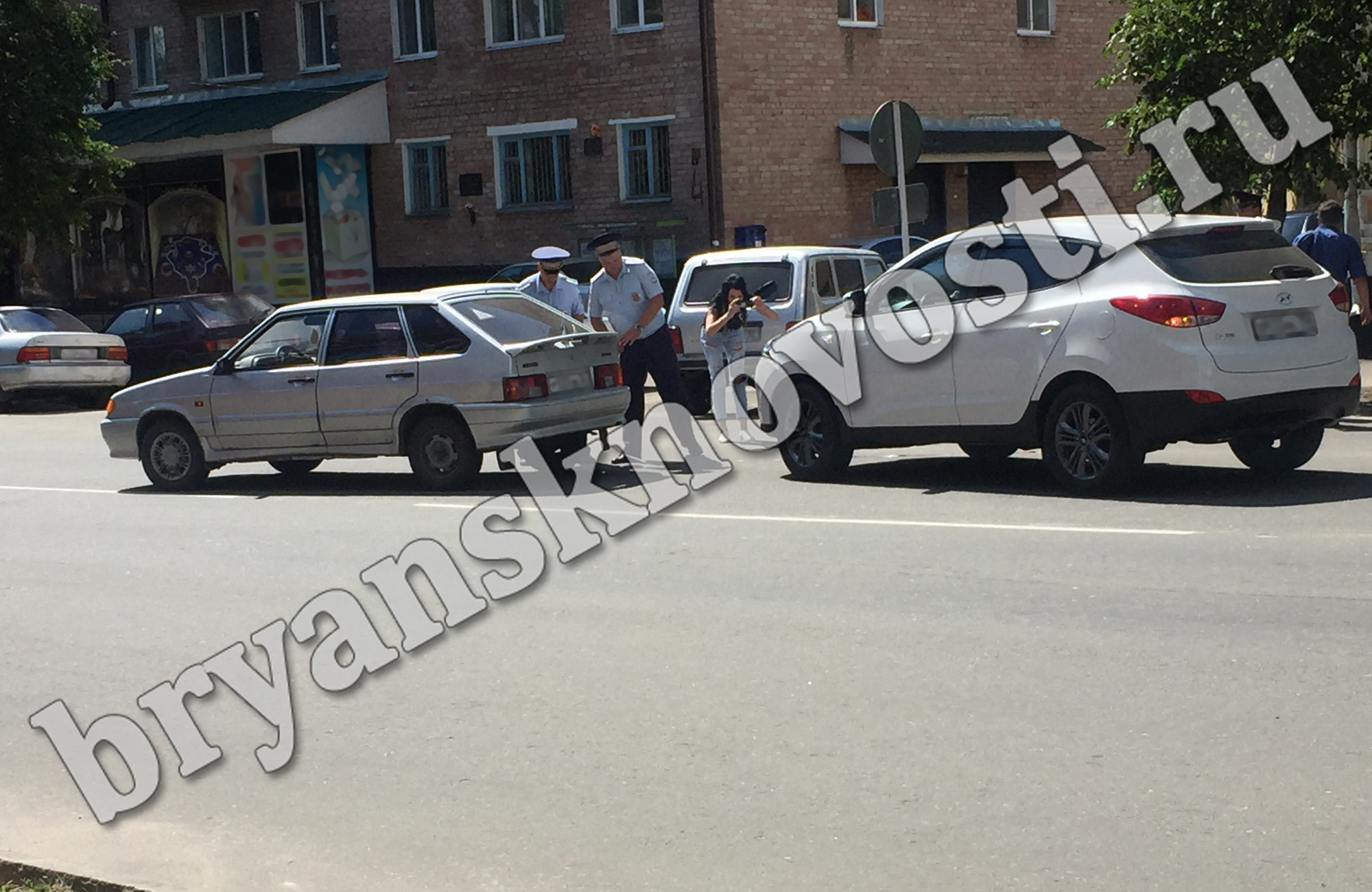 В Новозыбкове у отдела полиции автоледи протаранила отечественный автомобиль