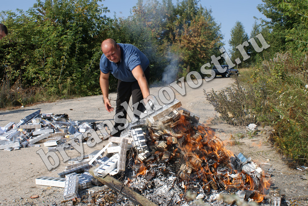 Под Новозыбковом сожгли тысячи пачек сигарет