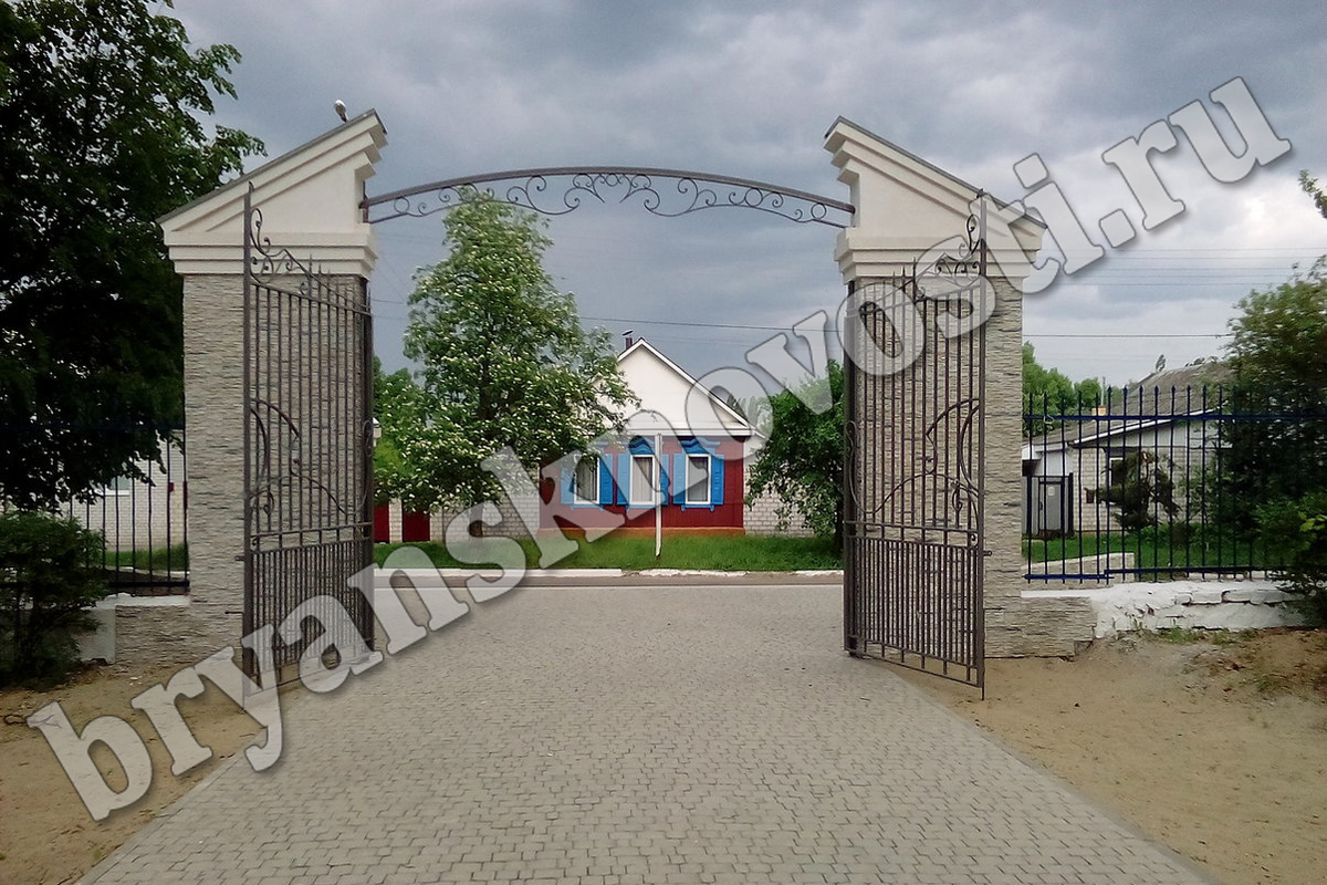 В Новозыбкове ворота в парк стали яблоком раздора между мэрией и подрядчиком