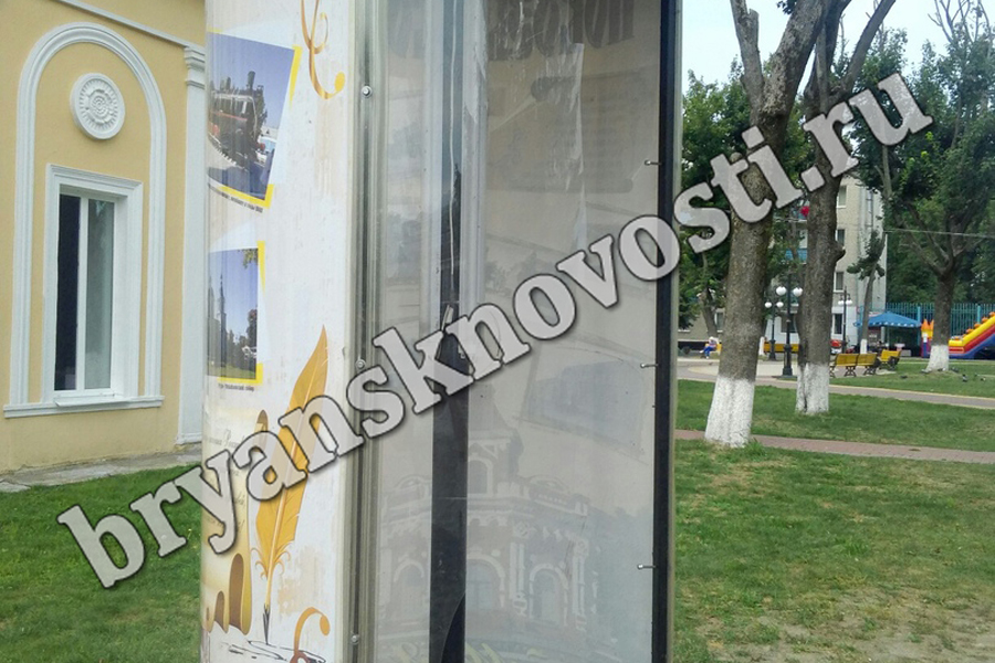 Рекламная тумба у кинотеатра в Новозыбкове вновь разбита