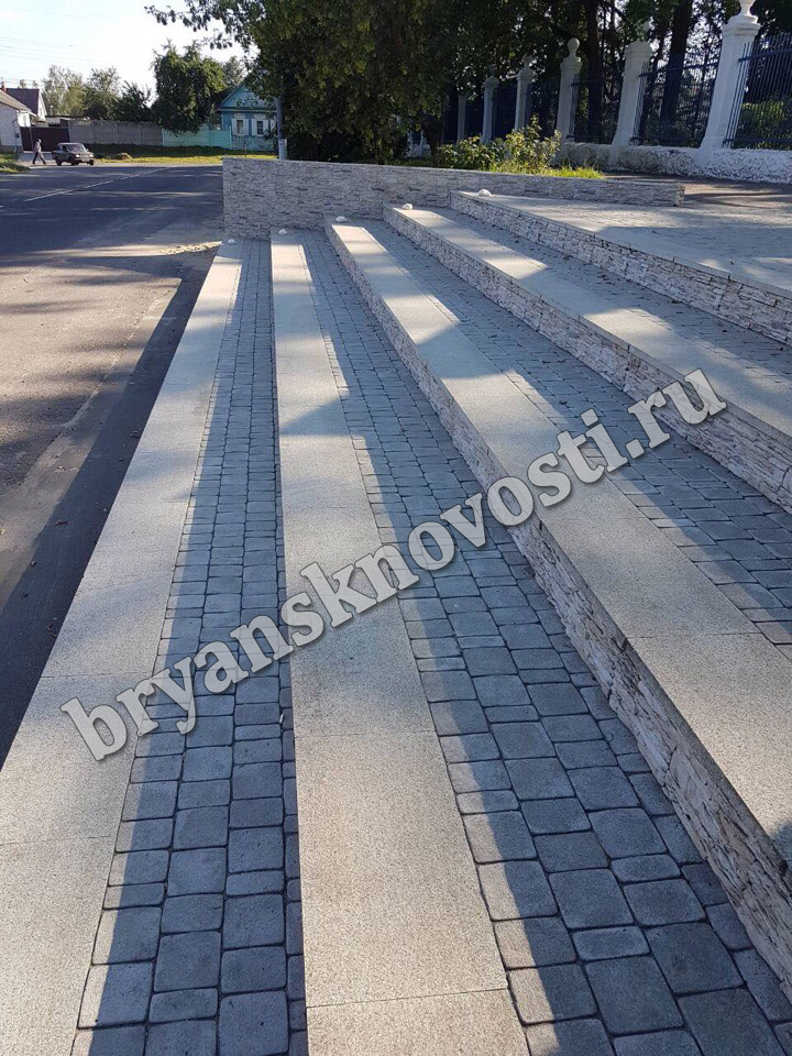 В Новозыбкове у входа в парк «замуровали» декоративную подсветку