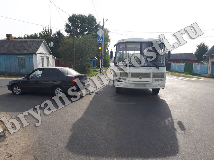 В Новозыбкове на перекрестке столкнулись автобус и легковушка: оба ехали на зеленый