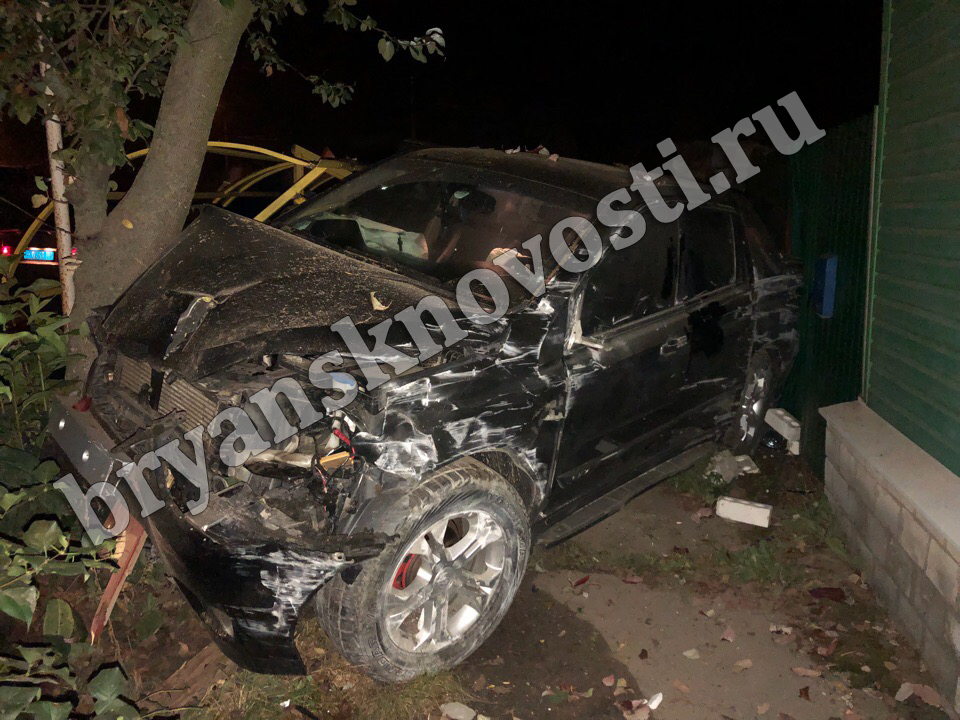 В Новозыбкове в дорожной аварии пострадали забор, хозпостройка и автобусная остановка