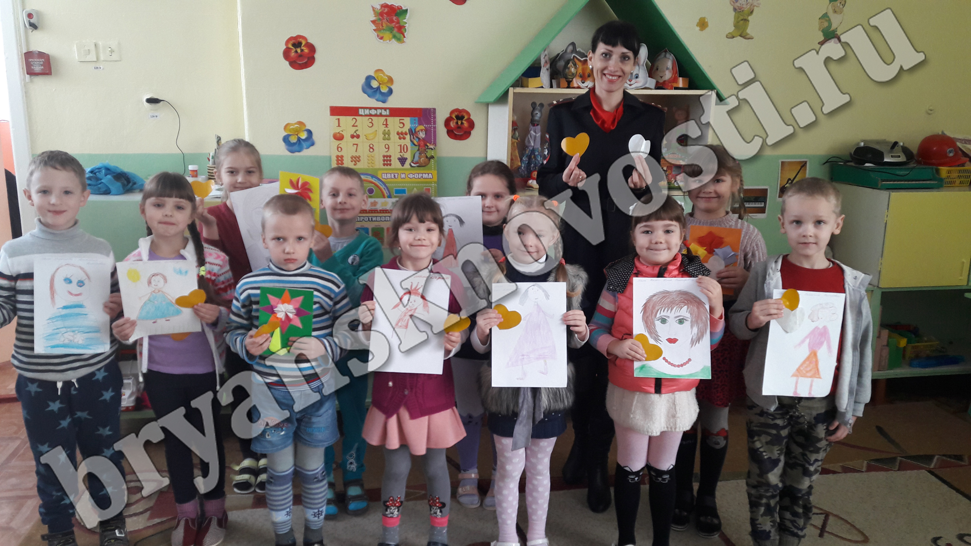 В Новозыбкове инспектор ГИБДД с малышами детского садика подарили «сердца» мамам