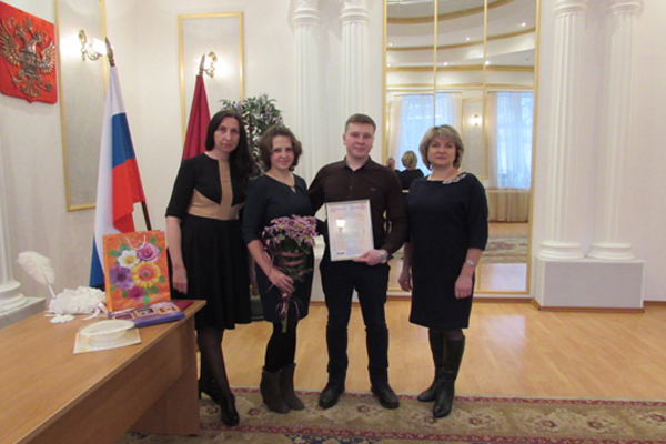 В преддверии Дня матери в Новозыбкове вручили сертификат на материнский капитал молодой семье