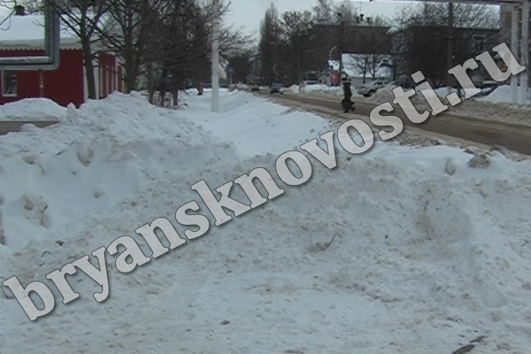 В Новозыбкове коммунальщики не успевают убирать снег с городских улиц
