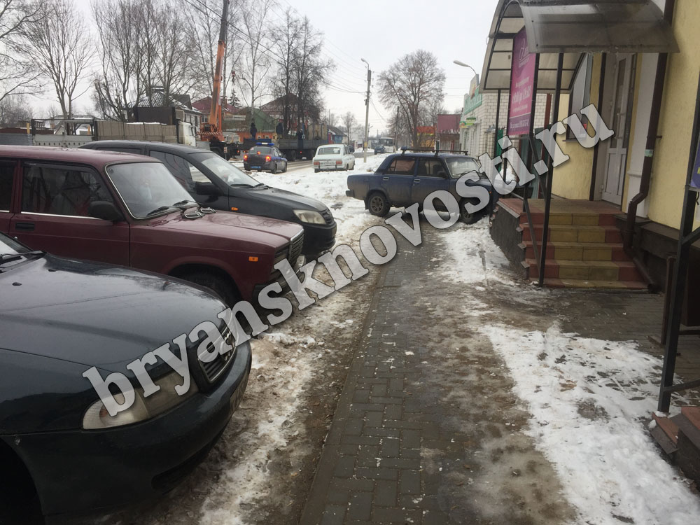 В Новозыбкове автохам перекрыл тротуар для пешеходов