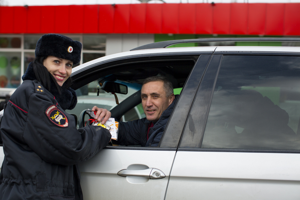 В Новозыбкове водители выступили за «безопасный обгон» и получили в подарок пряники