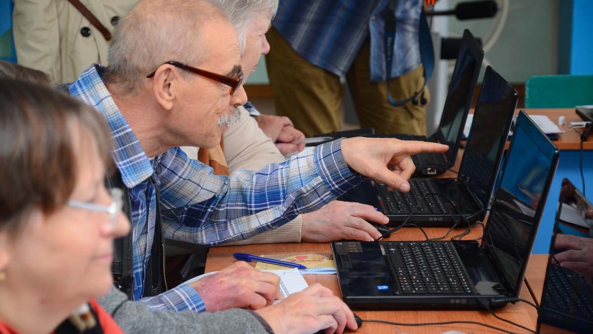 В Новозыбкове пенсионеров бесплатно обучают азам компьютерной грамотности