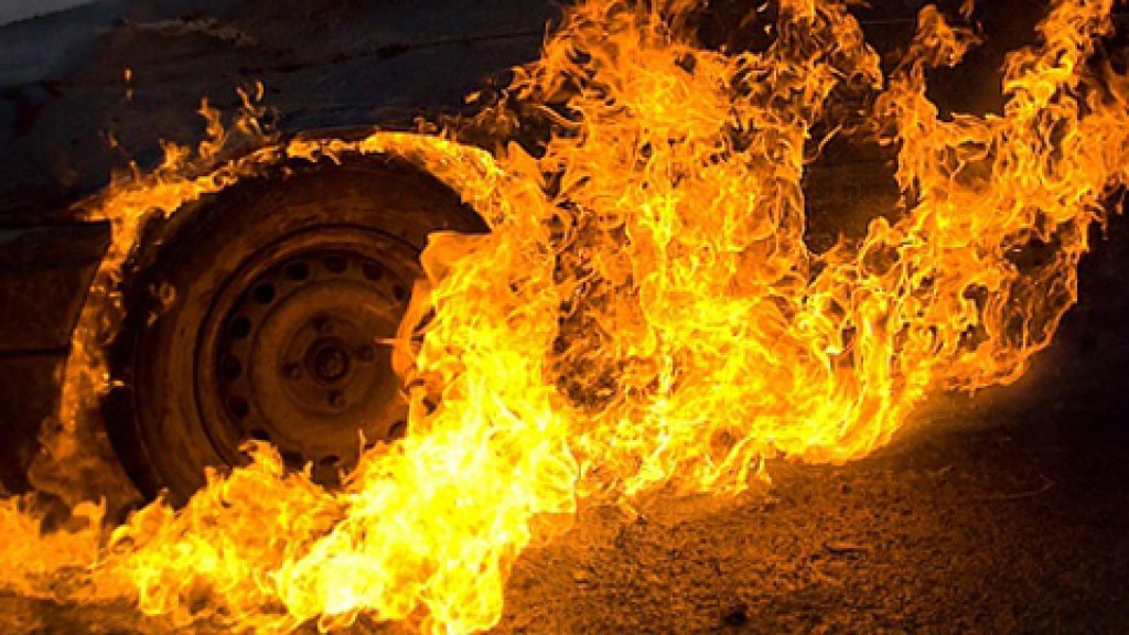 В Климово среди ночи загорелся автомобиль