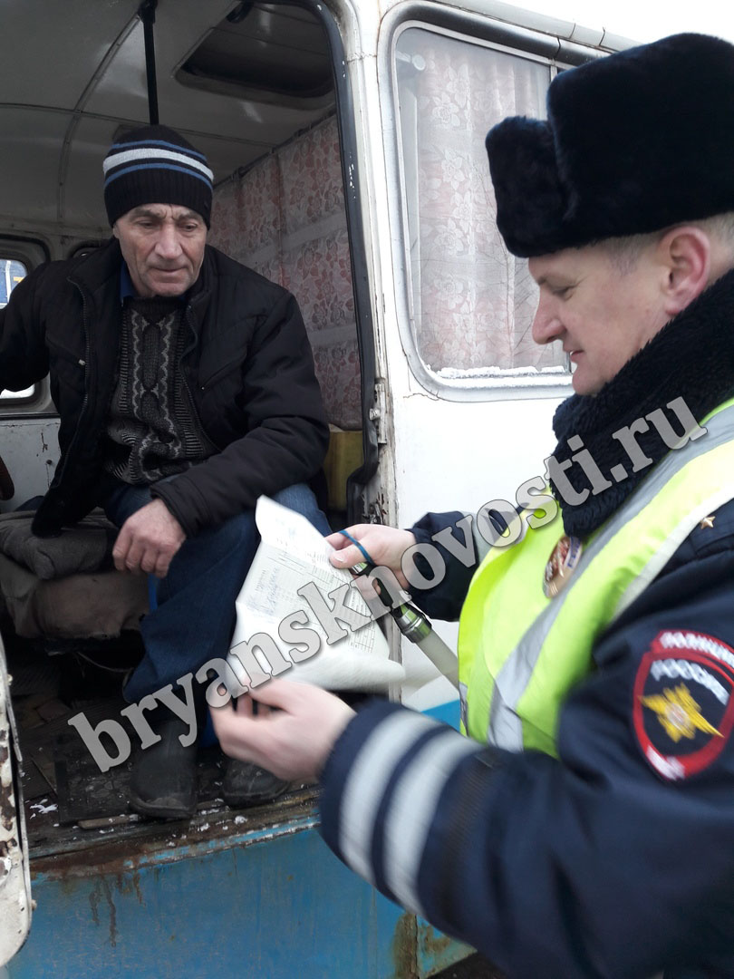 В Новозыбкове госавтоинспекторы проверяют автобусы и маршрутки