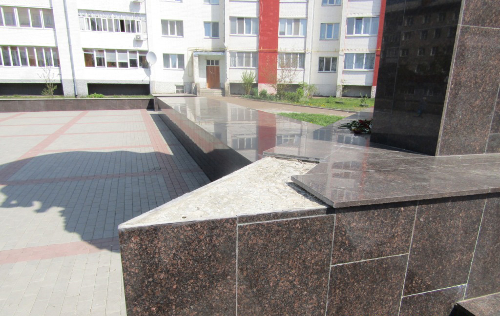 В Новозыбкове изуродовали памятник воинам-освободителям