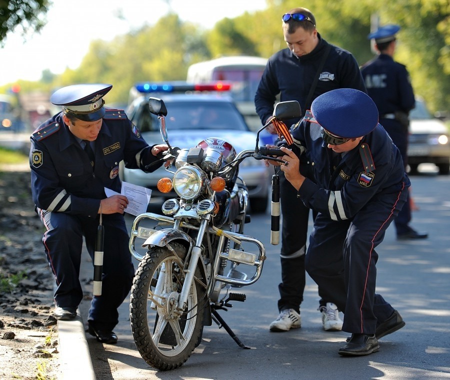 Весенний счет: новозыбковские полицейские оштрафовали 83 мотоциклиста и скутериста
