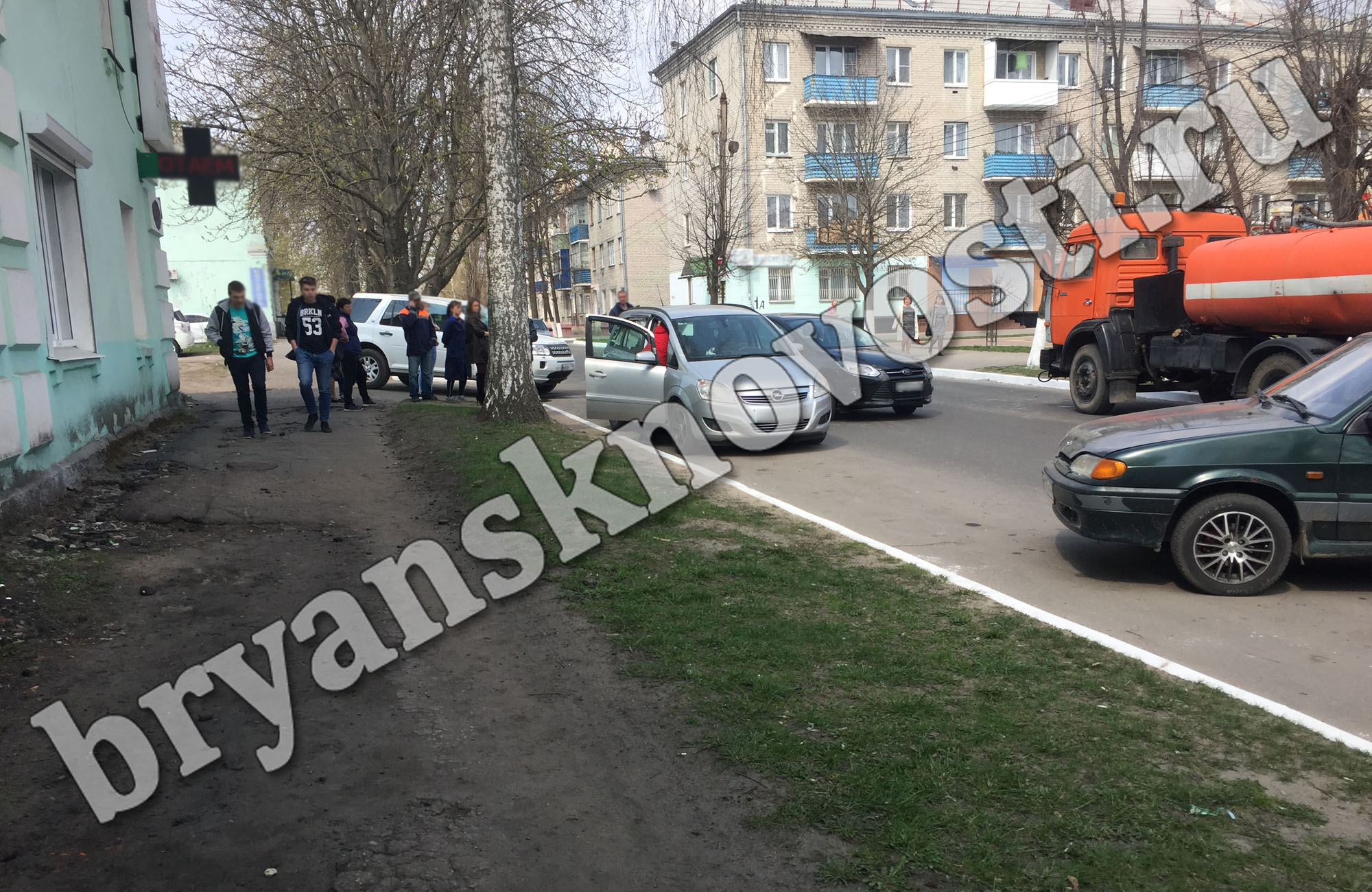 В центре Новозыбкова москвич спровоцировал аварию с тремя автомобилями