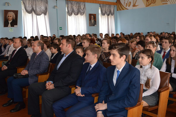 В Новозыбкове 125 умников и умниц получили дипломы и подарки