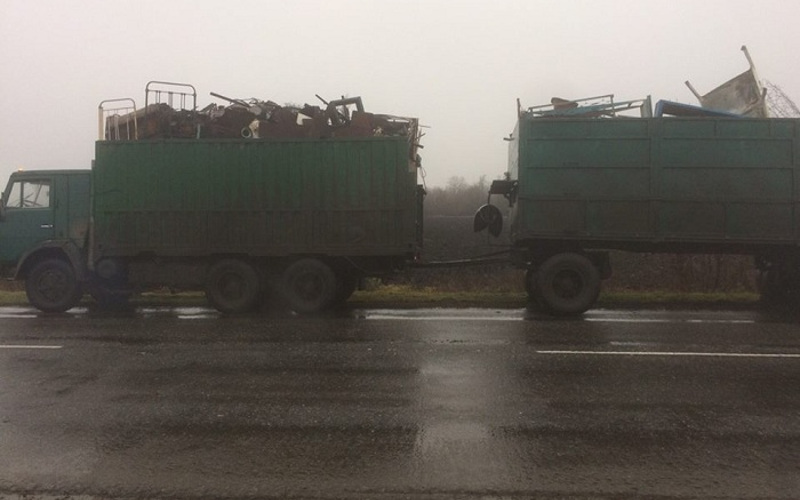 В Новозыбковском районе на границе остановлены грузовики с черметом