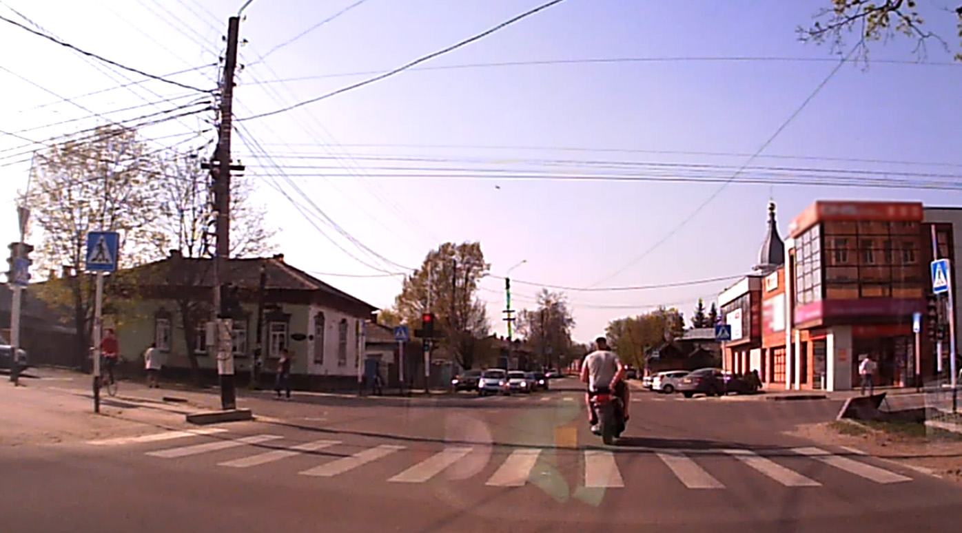 В Новозыбкове сняли на видео опасный маневр неадекватного скутериста