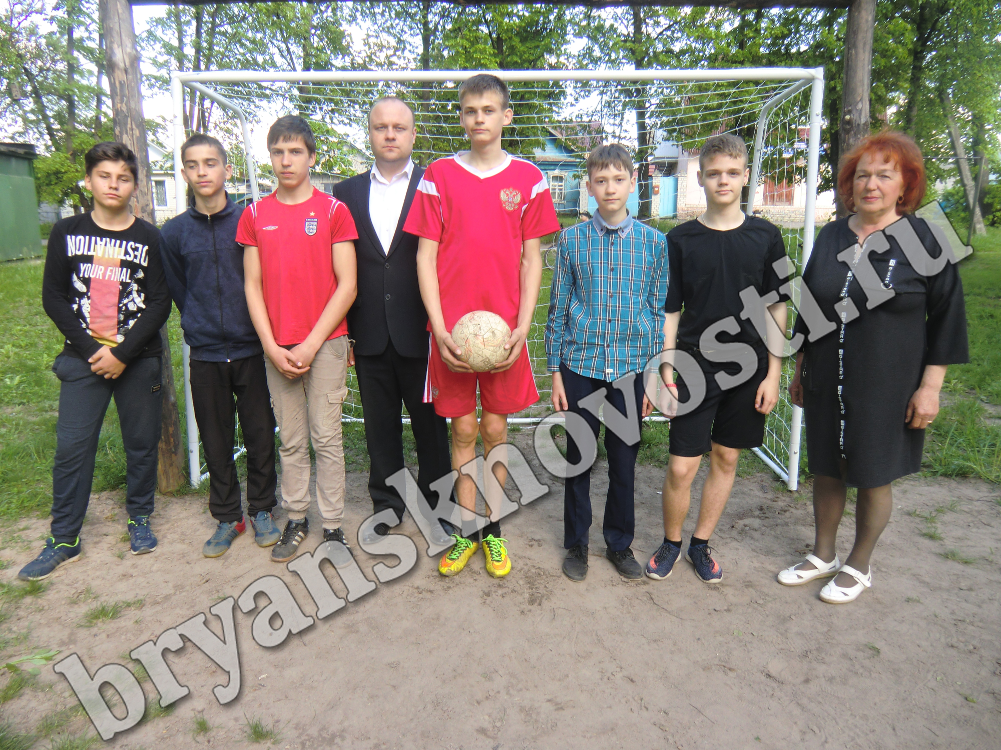 В Новозыбкове депутат подарил юным футболистам ворота