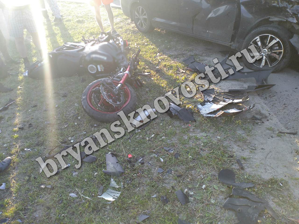 В Новозыбкове в двойной аварии серьезно травмирован мотоциклист