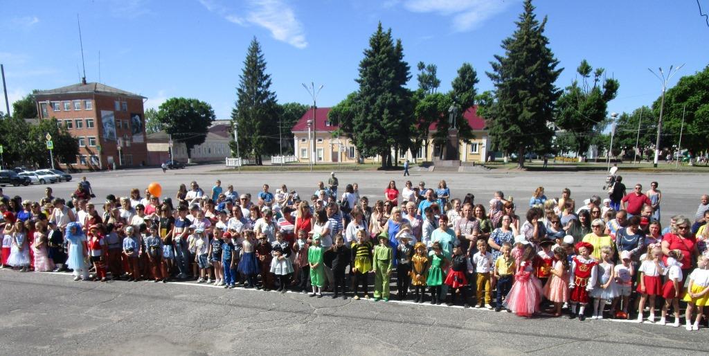 В Новозыбкове около сотни дошколят показали сказку