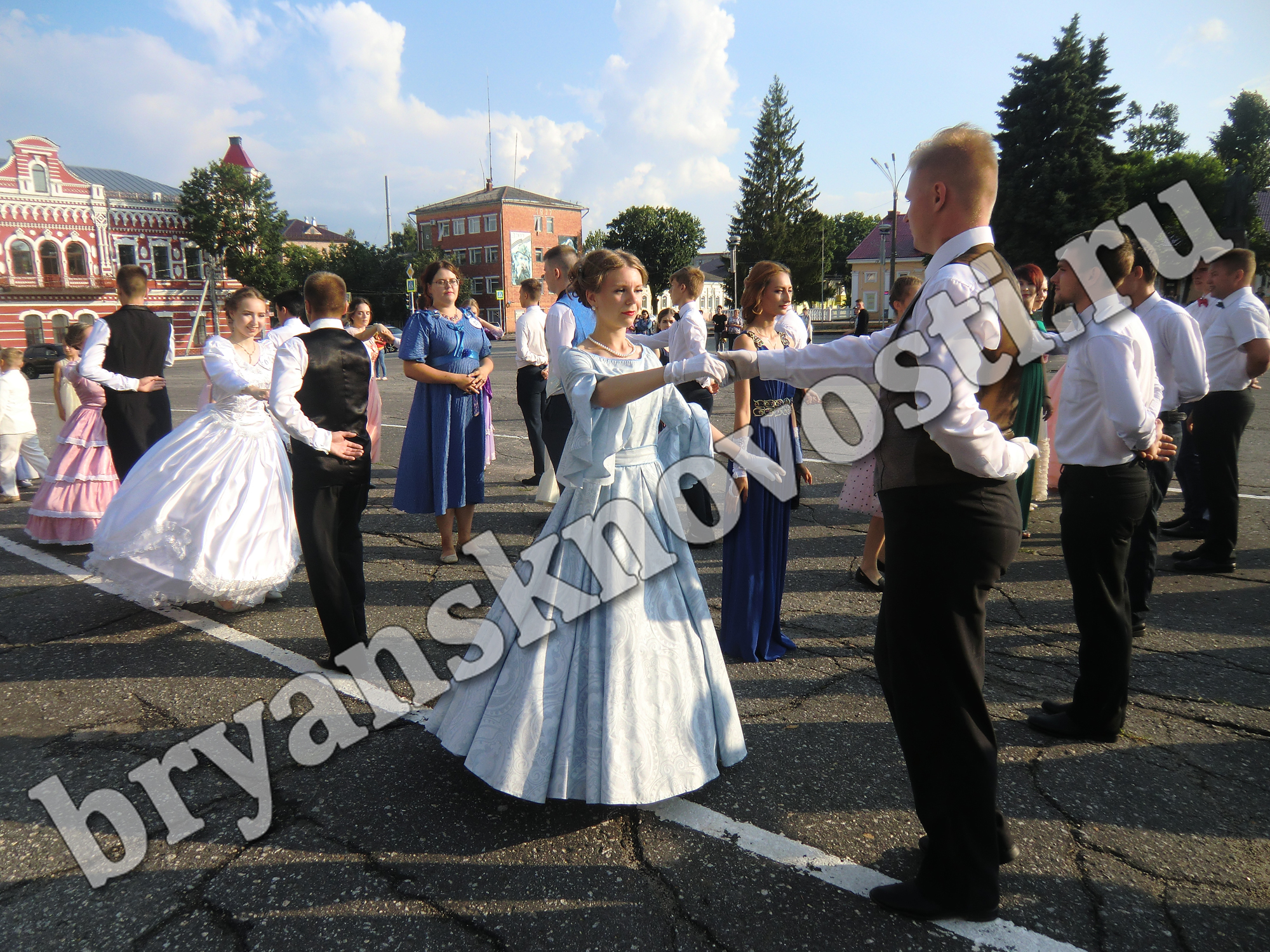 От мазурки до вальса: в День молодежи Новозыбков закружился в танце
