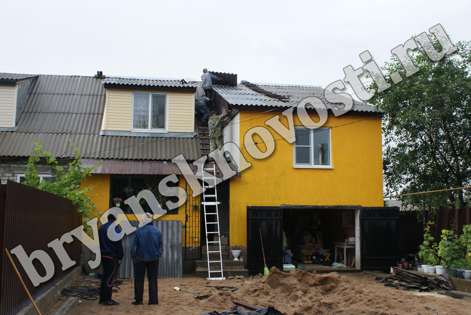 В Новозыбковском районе устраняют последствия попадания в дом шаровой молнии