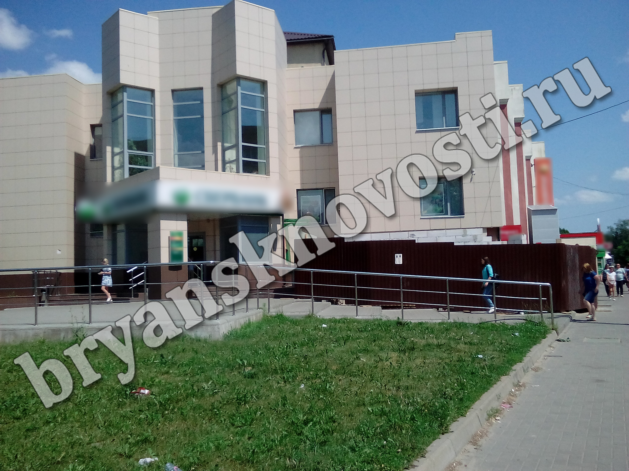 Здание банка в Новозыбкове приобретает новый вид