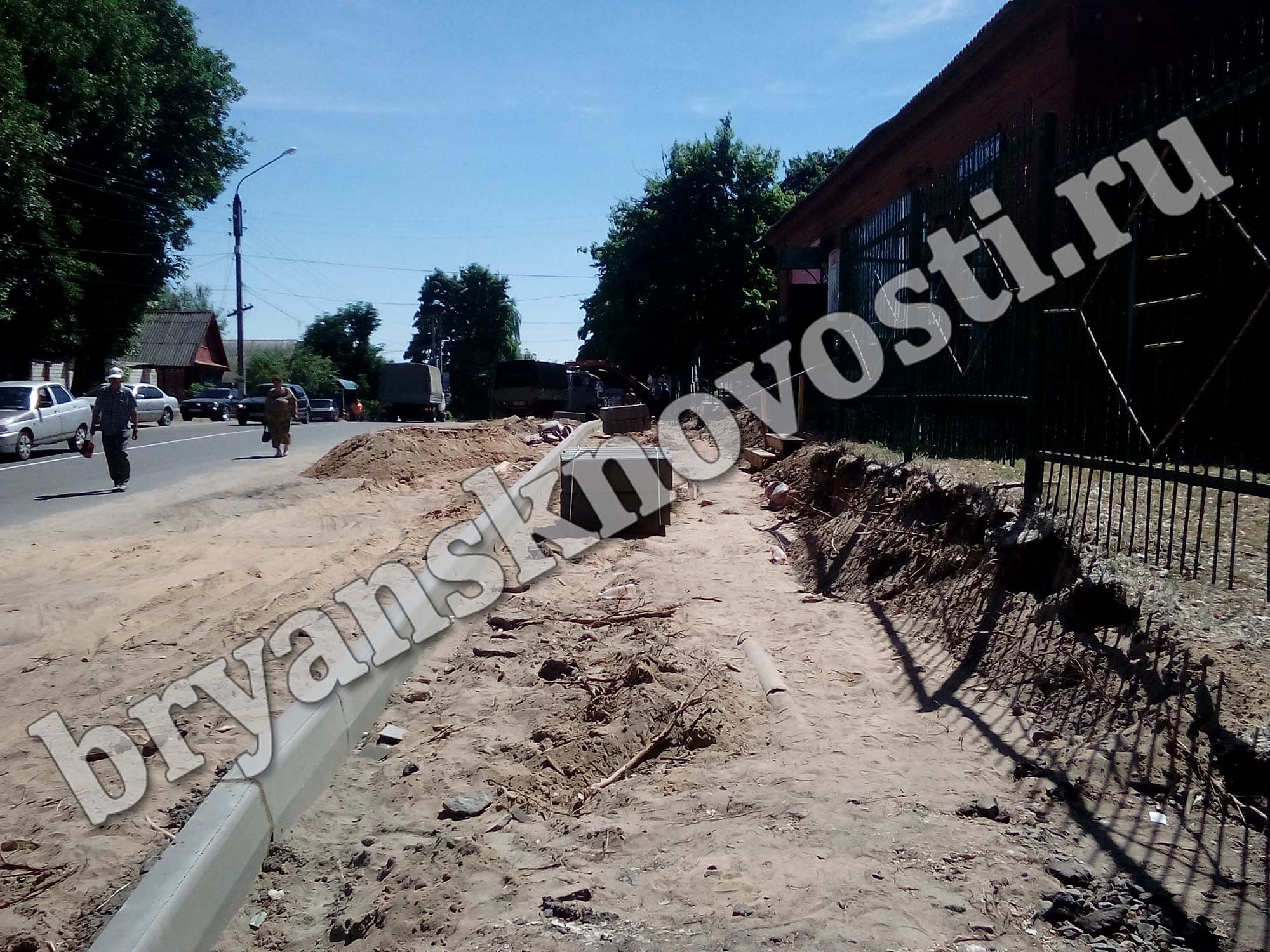 В Новозыбкове у больницы обновляют тротуар